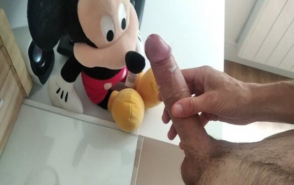 Aku Bercinta Mickey Mouse dan Aku Memberinya Beberapa Ayam Dengan Ayam Besarku Sampai Aku Cum